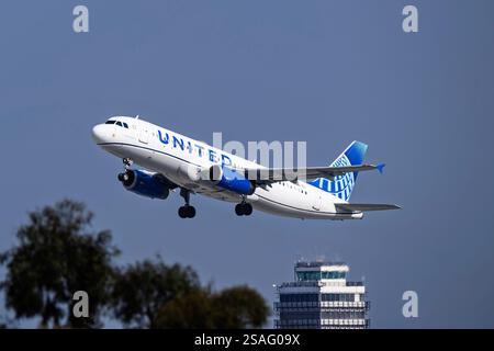 Aeroporto internazionale di Los Angeles Aeroporto 1-18-2025 Inglewood, CA USA United Airlines Airbus A320 N487UA partenza da 25R all'aeroporto internazionale di Los Angeles Foto Stock