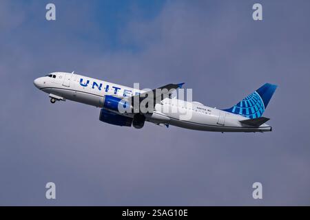 Aeroporto internazionale di Los Angeles Aeroporto 1-18-2025 Inglewood, CA USA United Airlines Airbus A320 N487UA partenza da 25R all'aeroporto internazionale di Los Angeles Foto Stock