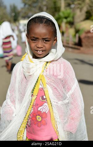 Ritratto di una ragazza etiope che indossa una tradizionale netela per la messa domenicale a Gondar, Etiopia. Foto Stock