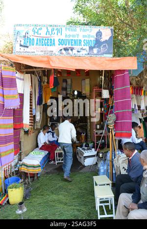 Una piccola caffetteria colorata a Gondar, Etiopia. Foto Stock