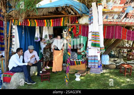 Una piccola caffetteria colorata a Gondar, Etiopia. Foto Stock