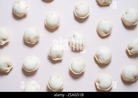 Stesa piatta di gnocchi congelati disposti su una superficie neutra. Foto Stock