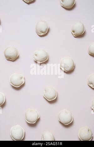 Stesa piatta di gnocchi congelati disposti su una superficie neutra. Foto Stock