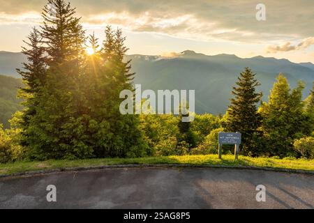 Viaggio panoramico su strada sulla Blue Ridge Parkway nei monti Appalachi del North Carolina. Punto di osservazione panoramico del monte Mitchell Foto Stock