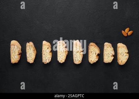 Cantuccini - dessert tradizionale italiano con mandorle su sfondo in legno e vista dall'alto Foto Stock