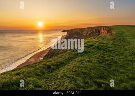 Tramonto sulla Channel Coast vicino a Whale Chine sull'Isola di Wight, Inghilterra, Regno Unito Foto Stock