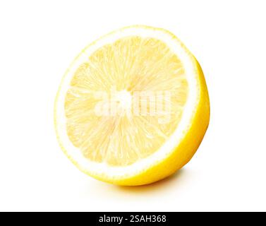 La metà gialla del limone è isolata su sfondo bianco con percorso di ritaglio. Foto Stock