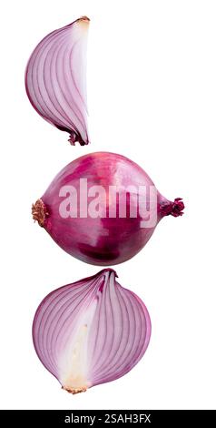La vista dall'alto della cipolla rossa o viola fresca con metà e quarto in set è isolata su sfondo bianco con percorso di ritaglio. Foto Stock