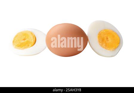 La vista laterale dell'uovo di pollo crudo e dell'uovo sbucciato o bollito con tuorlo d'uovo in due metà in pila è isolata su sfondo bianco con percorso di ritaglio. Foto Stock