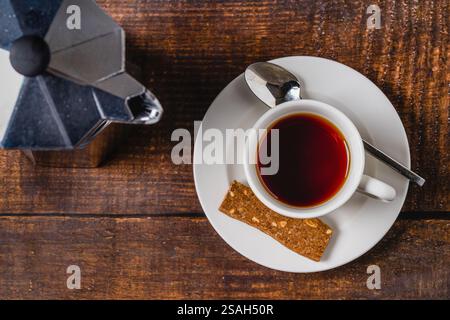 Vista dall'alto dell'espresso preparato con moka sul tavolo di legno Foto Stock