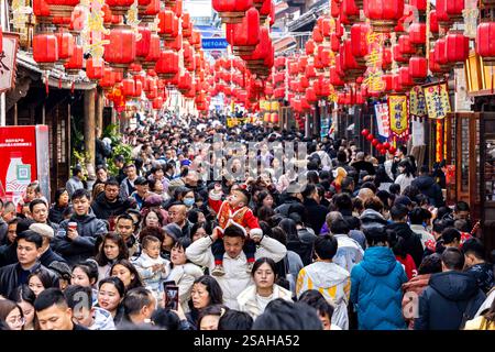 Pechino, la provincia cinese di Guizhou. 29 gennaio 2025. I turisti visitano un'area turistica culturale nella città di Anshun, nella provincia di Guizhou, nel sud-ovest della Cina, 29 gennaio 2025. Mercoledì in tutta la Cina si sono svolti vari eventi per celebrare il Festival di primavera. Crediti: Chen Xi/Xinhua/Alamy Live News Foto Stock