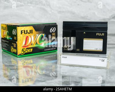 Videocassette digitali Mini DV Fuji DVM60CME e DVCasstte con scatola di cartone di fabbrica per 5 cassette Foto Stock