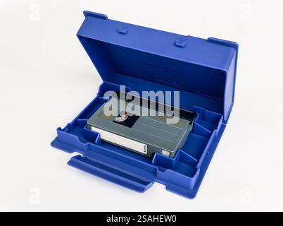 Videocassetta digitale DVCAM Sony PDVM-40ME Advanced 40 min in una custodia con marchio isolata su sfondo bianco con primo piano riflettente Foto Stock