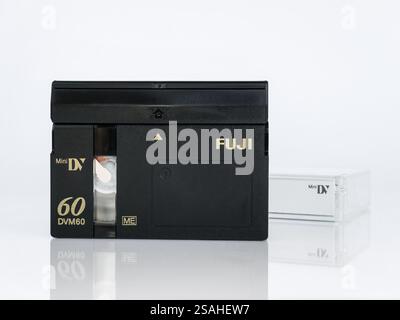 Videocassetta digitale Mini DV Fuji DVM60CME e DVCasstte isolata su sfondo bianco con riflesso Foto Stock