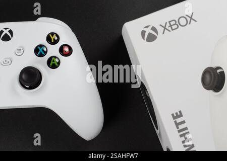 Controller di gioco e box per Xbox Series - 30 agosto 2023 - Dnipro, Ucraina. Foto Stock