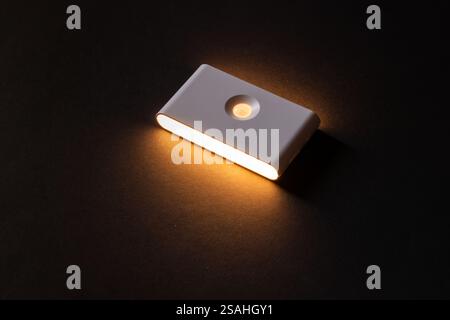 Piccola luce solare notturna a LED con sensore di movimento Foto Stock