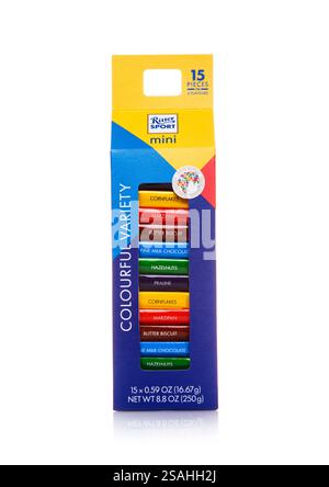 LONDRA, Regno Unito - 10 GENNAIO 2025: Confezione regalo di mini barrette di cioccolato colorate Ritter Sport su sfondo bianco. Foto Stock
