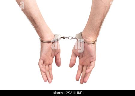 Uomo arrestato con le mani ammanettate. Prigioniero o uomo arrestato, primo piano di mani in manette, concentrazione selettiva. Isolato su sfondo bianco. Foto Stock