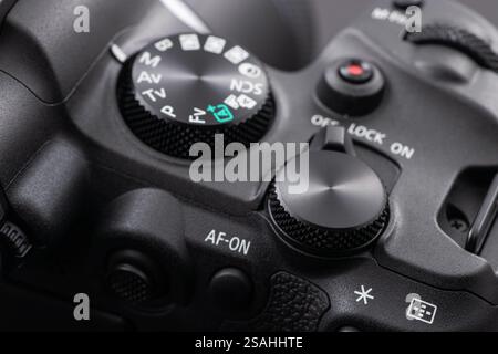 Dnipro, Ucraina 29 novembre 2023:. Primo piano della fotocamera Canon EOS R6 Mark II. La nuova fotocamera mirrorless Canon. Foto Stock