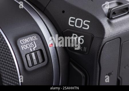 Dnipro, Ucraina 29 novembre 2023:. Primo piano della fotocamera Canon EOS R6 Mark II. La nuova fotocamera mirrorless Canon. Foto Stock
