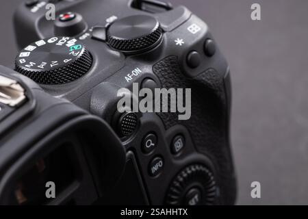 Dnipro, Ucraina 29 novembre 2023:. Primo piano della fotocamera Canon EOS R6 Mark II. La nuova fotocamera mirrorless Canon. Foto Stock