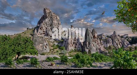 Formazioni rocciose di Fairy Chimney della Love Valley, vicino a Goreme, in estate Foto Stock