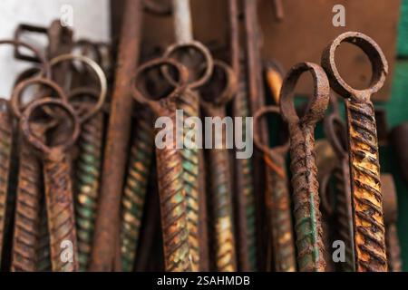 Raccordi per la costruzione. Colpo di barre o barre in acciaio utilizzate per rinforzare il calcestruzzo per la costruzione. Pila di armatura da costruzione. Elemento dei contro Foto Stock