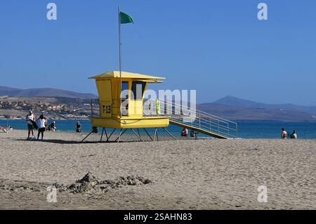 Costa calma ist ein Ort auf der Kanarischen Insel Fuerteventura, spagnolo. Er liegt am Beginn der Halbinsel Jandia, Die den südlichen Teil von Fuerte einnimmt. Angesichts der weitläufigen Strände und des ganzjährig sonnigen Klimas gehört Costa calma zu einem der beliebtesten Ferienorte der Kanaren. Der Ort Hat rund 5500 Einwohner und ist wie Morro Jable und Solana Matorral Teil der Gemeinde Pajara. Foto: Bagnino-Tower am Strand in Costa calma *** Costa calma è una città sull'isola Canaria di Fuerteventura, Spagna si trova all'inizio della penisola di Jandia, che occupa il sud Foto Stock