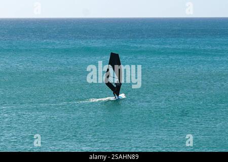 Costa calma ist ein Ort auf der Kanarischen Insel Fuerteventura, spagnolo. Er liegt am Beginn der Halbinsel Jandia, Die den südlichen Teil von Fuerte einnimmt. Angesichts der weitläufigen Strände und des ganzjährig sonnigen Klimas gehört Costa calma zu einem der beliebtesten Ferienorte der Kanaren. Der Ort Hat rund 5500 Einwohner und ist wie Morro Jable und Solana Matorral Teil der Gemeinde Pajara. Foto: Surfista bzw Surf in Costa calma *** Costa calma è una città sull'isola Canaria di Fuerteventura, Spagna si trova all'inizio della penisola di Jandia, che occupa la parte meridionale Foto Stock