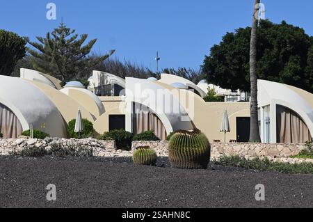 Costa calma ist ein Ort auf der Kanarischen Insel Fuerteventura, spagnolo. Er liegt am Beginn der Halbinsel Jandia, Die den südlichen Teil von Fuerte einnimmt. Angesichts der weitläufigen Strände und des ganzjährig sonnigen Klimas gehört Costa calma zu einem der beliebtesten Ferienorte der Kanaren. Der Ort Hat rund 5500 Einwohner und ist wie Morro Jable und Solana Matorral Teil der Gemeinde Pajara. Foto: DAS Risco del Gato Suite-Hotel in Costa calma **** Costa calma è una città sull'isola Canaria di Fuerteventura, Spagna, si trova all'inizio della penisola di Jandia, che occupa la s Foto Stock