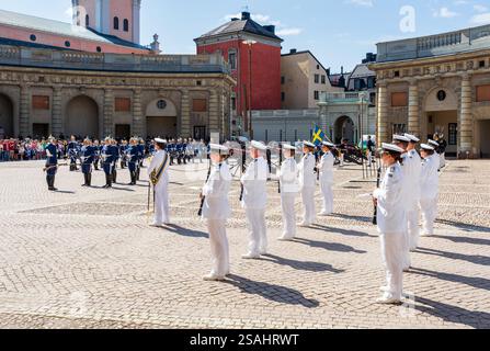 La Royal Swedish Navy Band accompagna il cambio della guardia nel cortile esterno del Palazzo reale di Stoccolma, Svezia, di fronte ai turisti Foto Stock
