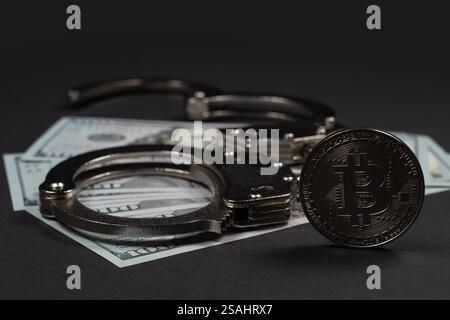 Bitcoin argentato con manette e banconote in dollari su sfondo bianco Foto Stock