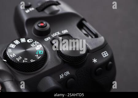 Dnipro, Ucraina 29 novembre 2023:. Primo piano della fotocamera Canon EOS R6 Mark II. La nuova fotocamera mirrorless Canon. Foto Stock