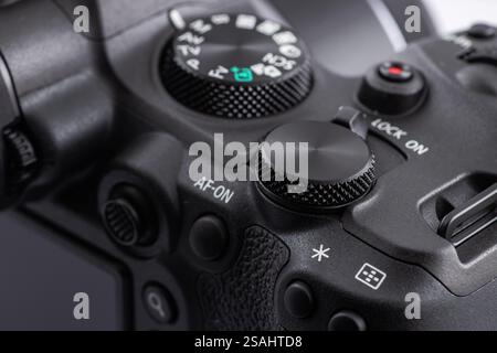 Dnipro, Ucraina 29 novembre 2023:. Primo piano della fotocamera Canon EOS R6 Mark II. La nuova fotocamera mirrorless Canon. Foto Stock