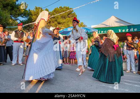 Coppie che ballano, danza tradizionale country "ball pagès", danza tipica di Ibiza, Portinax, Ibiza, Isole Baleari, Spagna. Foto Stock