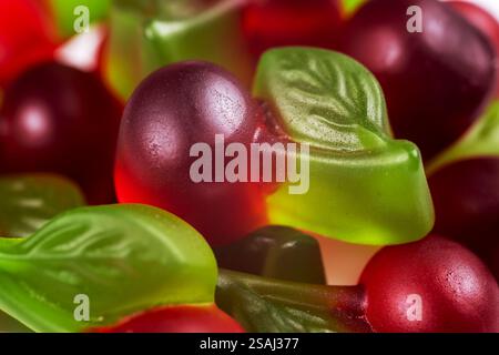 Caramelle di gelatina di frutta sotto forma di ciliegie. Foto Stock