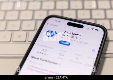 Smartphone DeepSeek KI-Revolution auf dem 30.01.25, selters: Symbolfoto, Illustrationsbild, Symbolbild, Illustrationsfoto, Alltagsszene DeepSeek KI-Revolution auf dem smartphone Ein smartphone zeigt die DeepSeek-App im App Store, während im Hintergrund eine Tastatur sichtbar ist. DAS Bild symbolisiert die zunehmende Integration von KI in den digitalen Alltag und die wachsende Bedeutung von DeepSeek als Konkurrent zu etablierten KI-Plattformen wie ChatGPT. DeepSeek Hat kürzlich für Aufsehen gesorgt, indem es ChatGPT in den App Store-Charts überholte und starke Auswirkungen auf die Finanzmärkte Foto Stock
