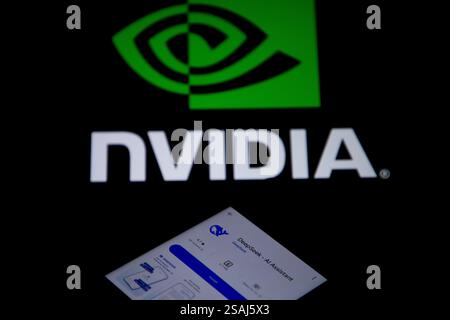 In questa immagine, l'app DeepSeek viene visualizzata sullo schermo di un telefono cellulare con il logo Nvidia sullo sfondo. Foto Stock