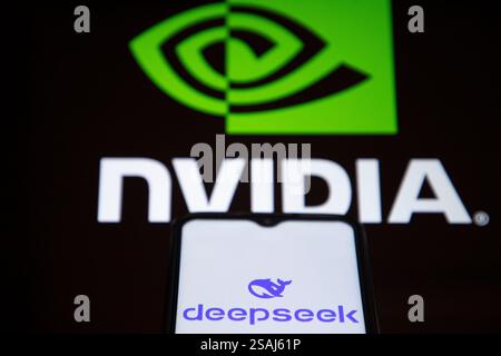 India. 30 gennaio 2025. In questa immagine, il logo DeepSeek viene visualizzato sullo schermo di un telefono cellulare con il logo Nvidia sullo sfondo. Credito: SOPA Images Limited/Alamy Live News Foto Stock