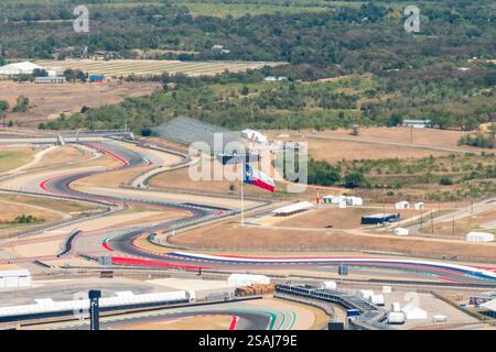 Austin, Texas, USA - 28 agosto 2023 - Vista aerea della bandiera del Texas mentre vola sopra il circuito di Formula 1 delle Americhe Foto Stock