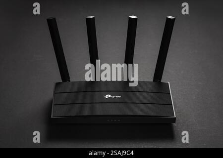 Dnipro. Ucraina - 11 giugno 2024: Router Wi-Fi moderno ed elegante TP-link su sfondo scuro. Organizzazione di reti senza fili, Foto Stock