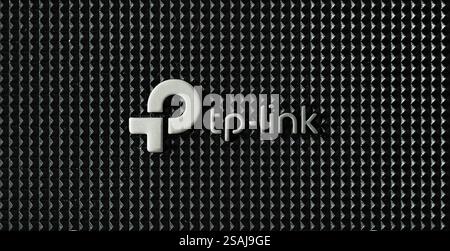 Dnipro. Ucraina - 11 giugno 2024: Nuovo logo tp-LINK sul collegamento tp modem router wireless. Foto Stock