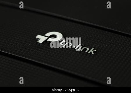 Dnipro. Ucraina - 11 giugno 2024: Nuovo logo tp-LINK sul collegamento tp modem router wireless. Foto Stock