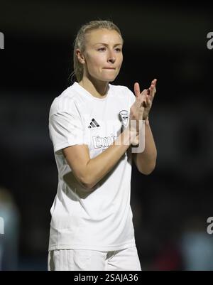 Arsenals Leah Williamson ringrazia i tifosi dopo la partita di Adobe Women's fa Cup del quarto turno tra Arsenal e Bristol City al Meadow Park di Borehamwood, martedì 28 gennaio 2025. (Foto: Jade Cahalan | mi News) crediti: MI News & Sport /Alamy Live News Foto Stock