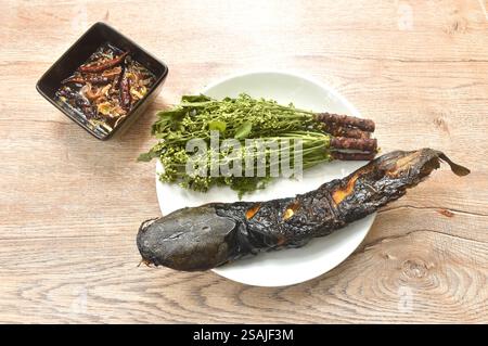 Pesce gatto alla griglia e verdure indiane dell'albero siamese sul piatto, con salsa di pesce agrodolce Foto Stock