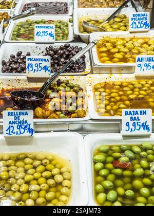 Un chiosco che vende olive al Mercat de la Boqueria a Las Ramblas a Barcellona, Catalogna, Spagna. Foto Stock