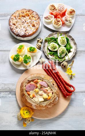 La zuppa di segale acida all'interno della pagnotta di pane. Tavolo per la colazione di Pasqua. Foto Stock