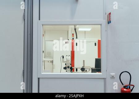 Aubervilliers, Francia. 30 gennaio 2025. Questa foto è un'illustrazione che mostra un laboratorio nel centro di ricerca in modo che ricercatori / scienziati possano effettuare studi e analisi, compreso un microscopio, durante l'inaugurazione del nuovo edificio del centro internazionale di ricerca del gruppo Saint Gobain, esempio di costruzione responsabile, al servizio della ricerca e dell'innovazione per la transizione energetica nel settore edilizio. Situato ad Aubervilliers, vicino a Parigi, Francia, il 30 gennaio 2025. Foto di Alexis Jumeau/ABACAPRESS. COM credito: Abaca Press/Alamy Live News Foto Stock