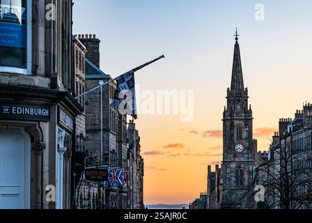 Royal Mile, Edimburgo, Scozia, Regno Unito, 30 gennaio 2025. Tempo nel Regno Unito: Il freddo alba mattutina si vede lungo la High Street con un cielo arancione dietro il Tron Kirk all'alba. Crediti: Sally Anderson/Alamy Live News Foto Stock