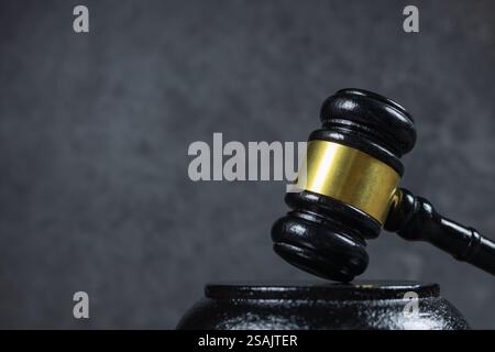 Il martelletto del giudice su sfondo scuro. Concetto di diritto. Mazzuolo del giudice per la condanna. Foto Stock